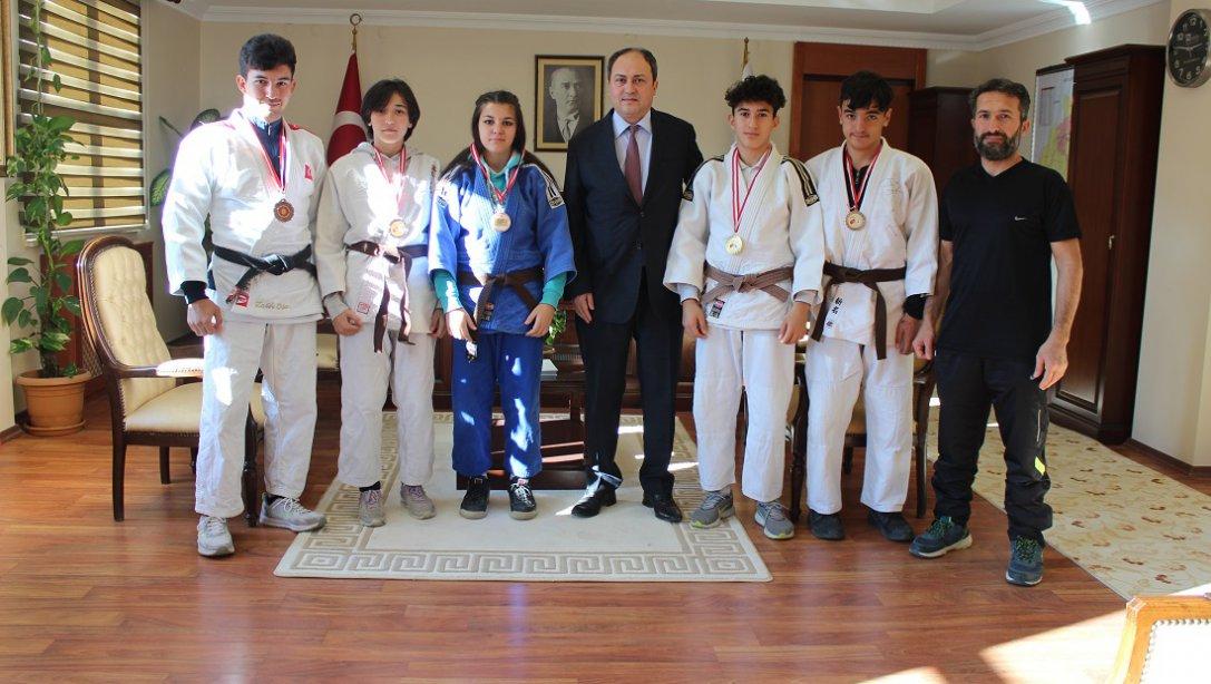 Akyurt'lu Judo'cu Öğrencilerden Kaymakam Osman ALTIN'a ziyaret.