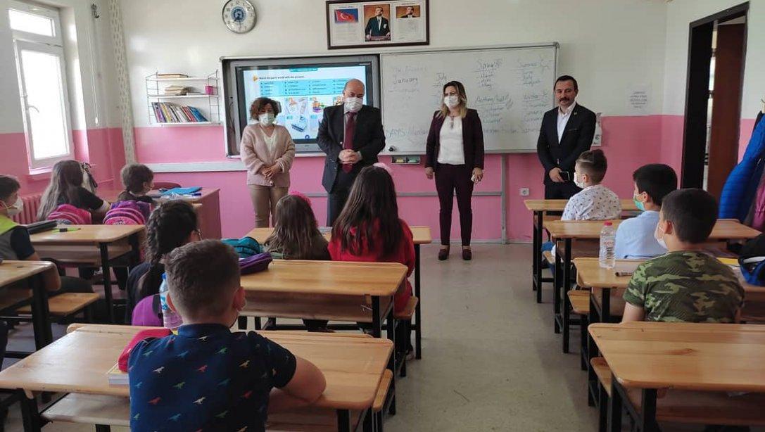 İlçe Milli Eğitim Müdürümüz Haluk Saydan Şube Müdürlerimiz ile birlikte Yakupoğlu Ortaokuluna ziyaret gerçekleştirdiler.
