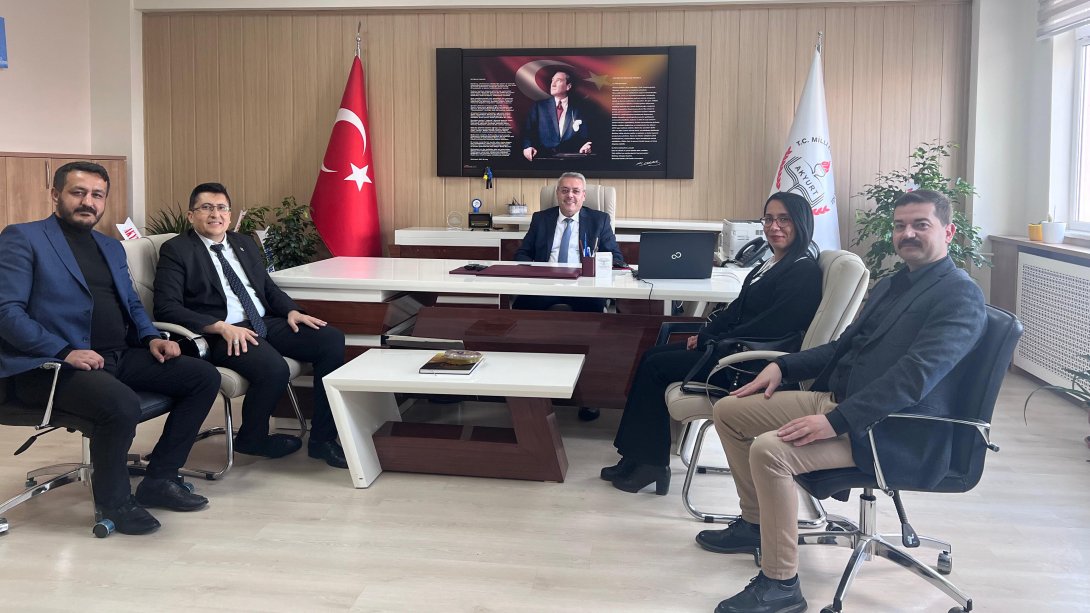 Mehmet Akif Ersoy Ortaokulu Müdür ve Müdür Yardımcıları İlçe Milli Eğitim Müdürümüz  Kadir ÇIRAKOĞLU' na hayırlı olsun ziyaretinde bulundular.